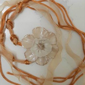 Pretty Antropologie Ceramic Rose Necklace